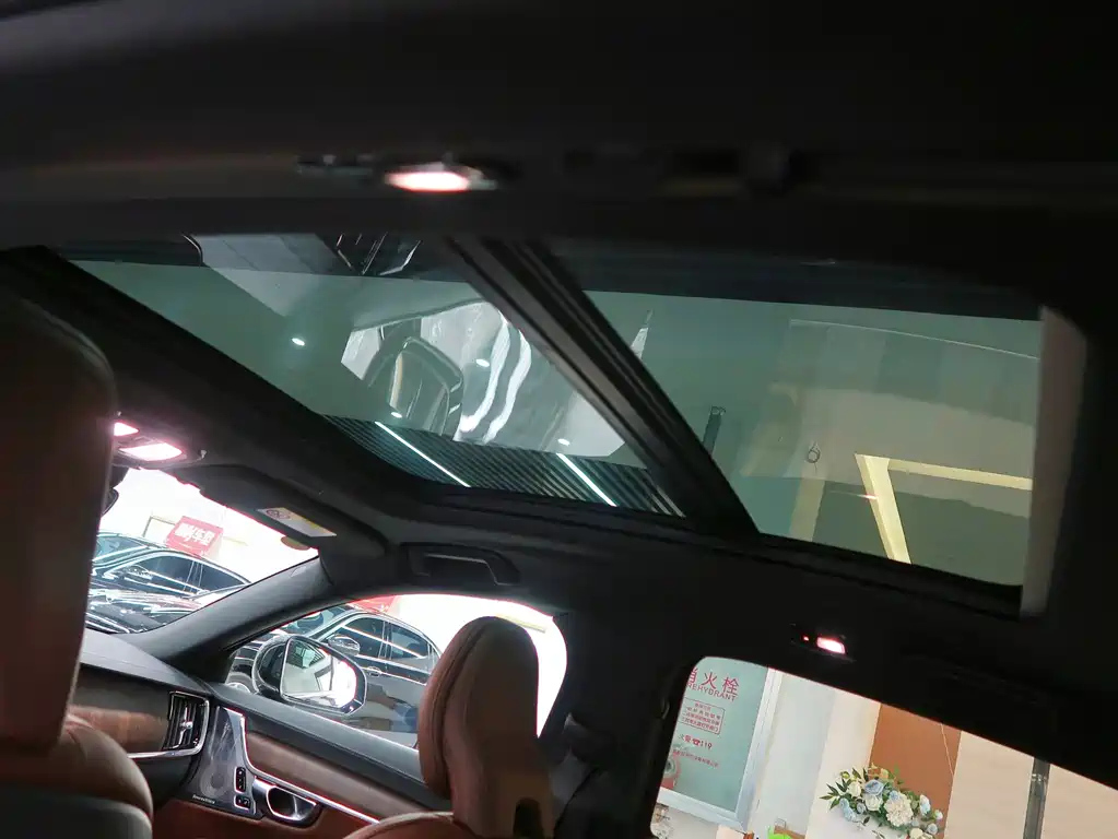 VOLVO S90 2023