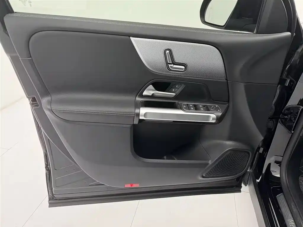 MERCEDES BENZ GLB 2023