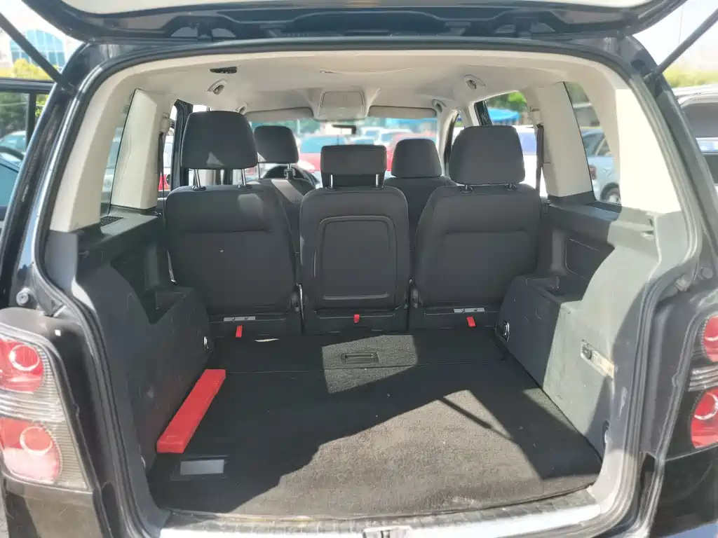 VOLKSWAGEN TOURAN 2013