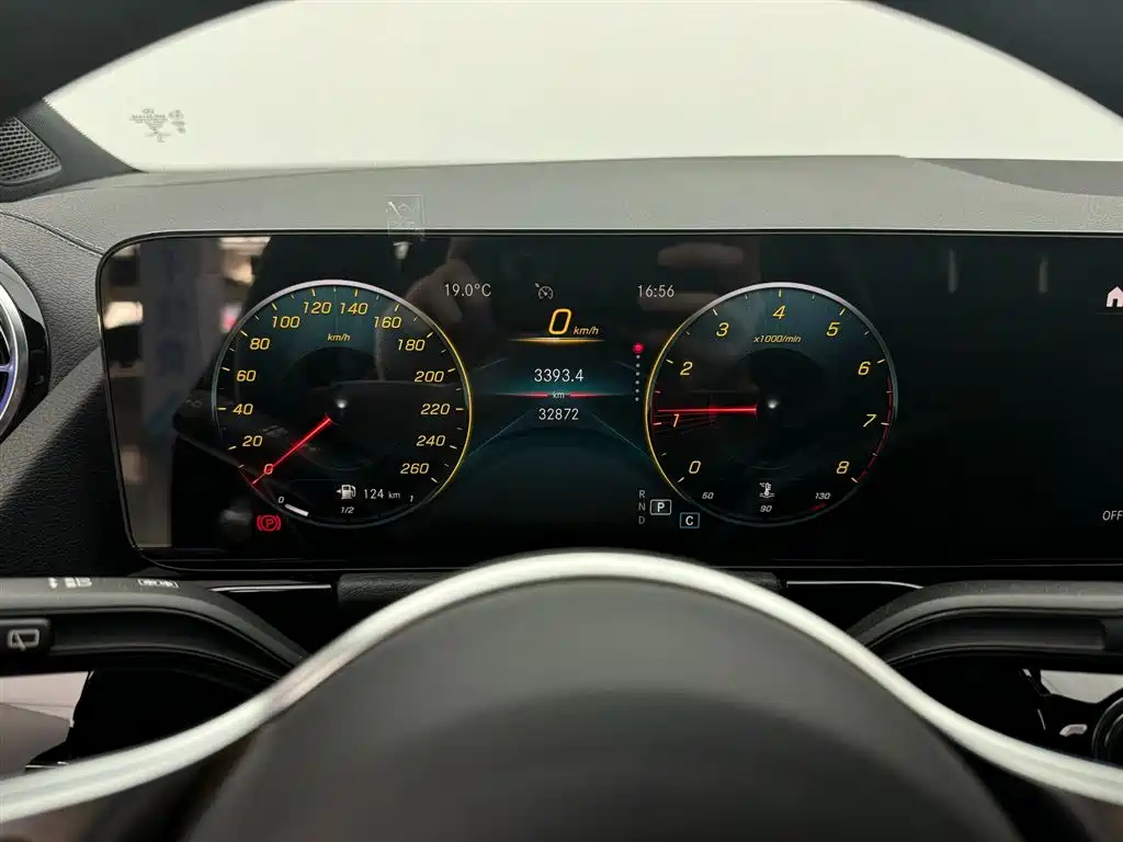 MERCEDES BENZ GLA 2021