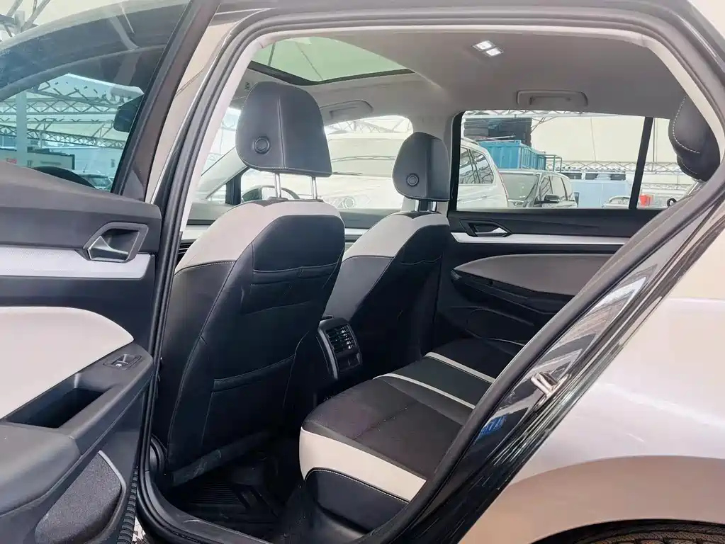 VOLKSWAGEN GOLF 2022