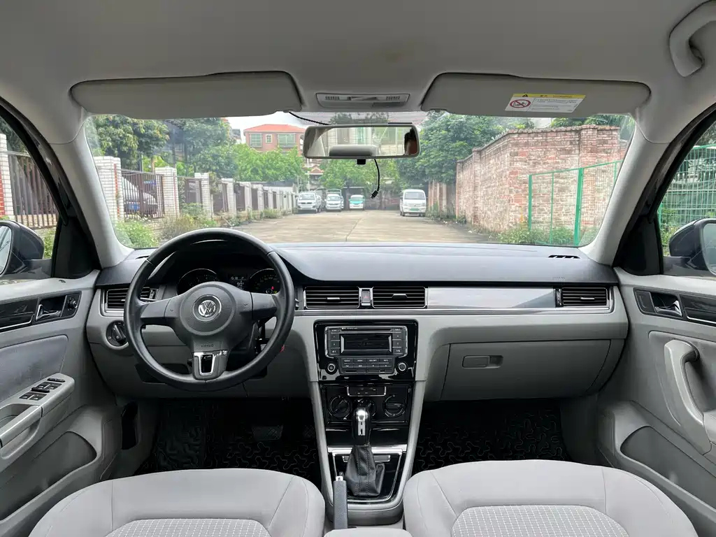 VOLKSWAGEN BORA 2015