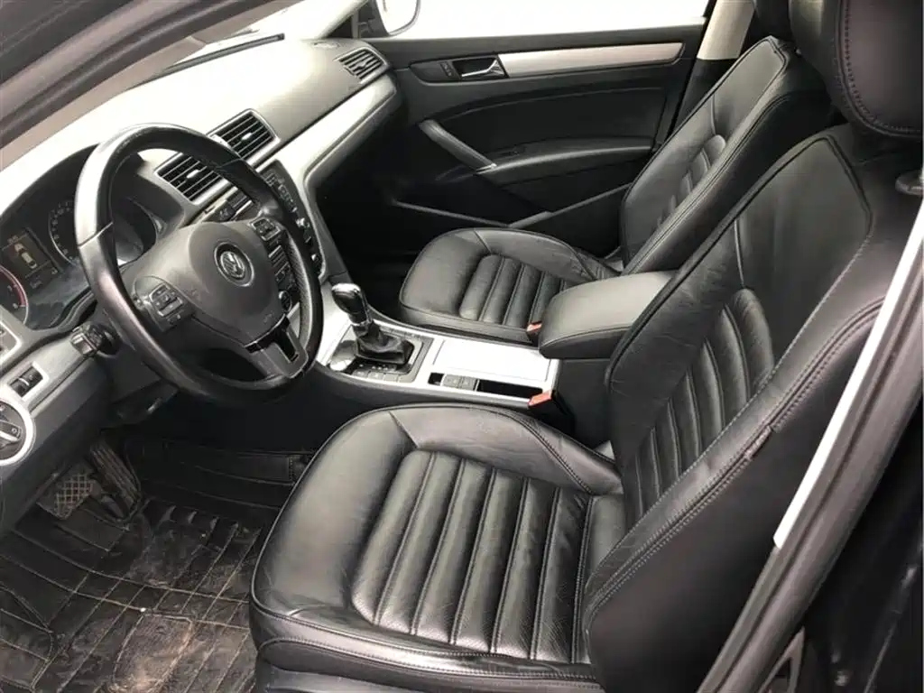VOLKSWAGEN PASSAT 2012