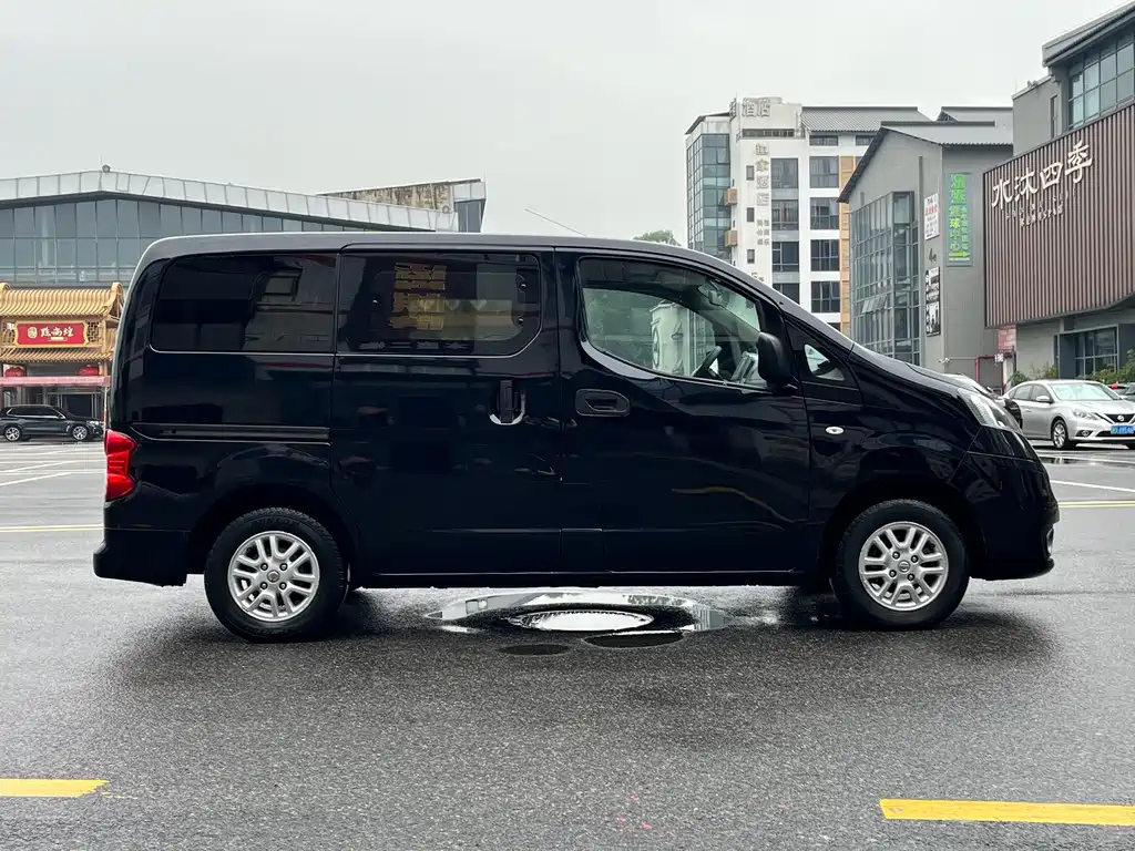 NISSAN NV200 2013