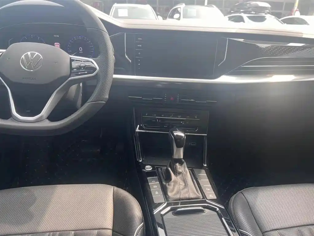 VOLKSWAGEN PASSAT 2023