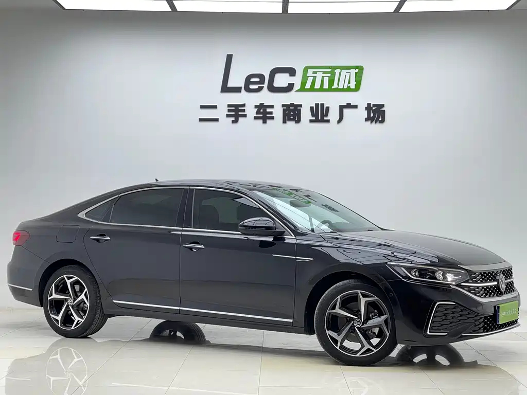 VOLKSWAGEN PASSAT 2023