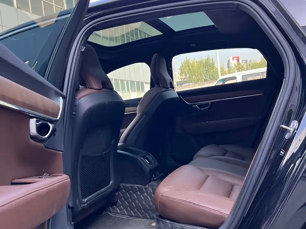 VOLVO S90 2023