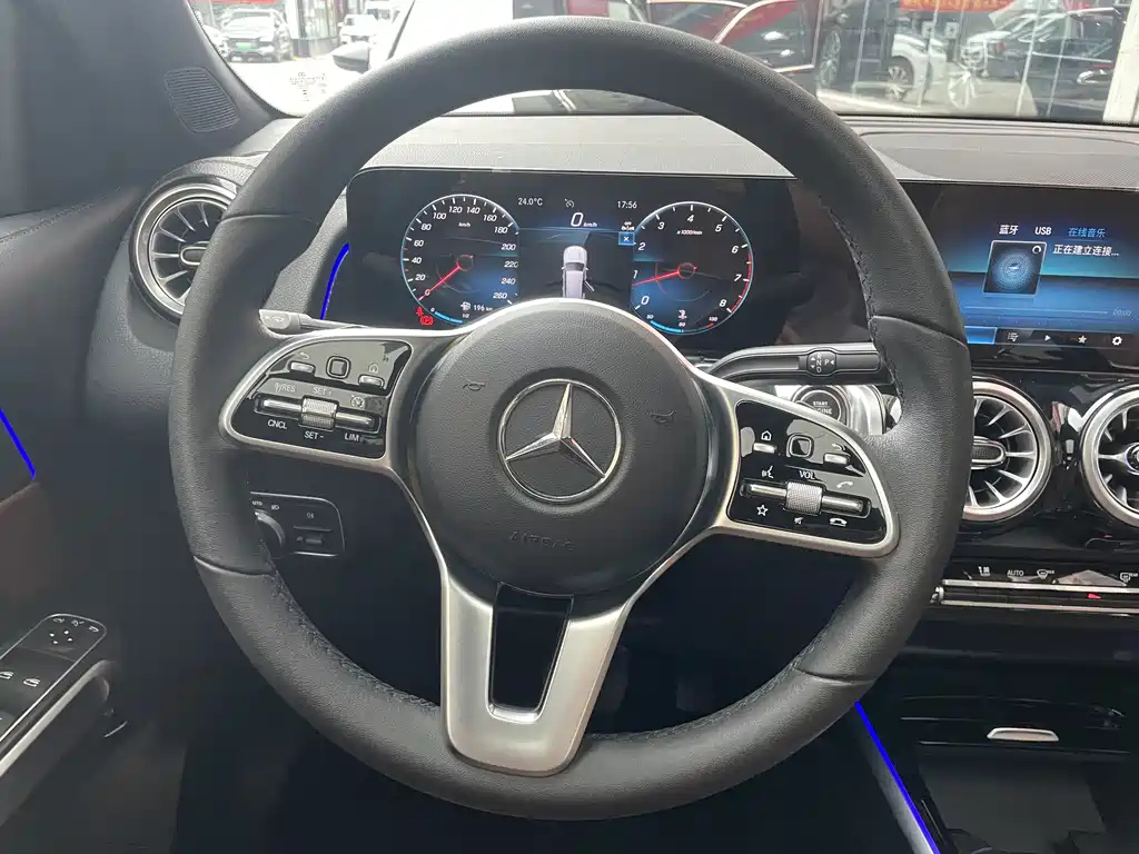 MERCEDES BENZ GLB 2023