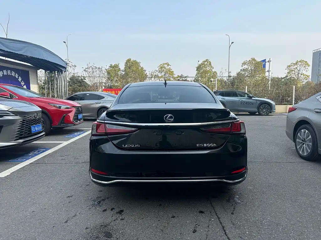 LEXUS ES 2020