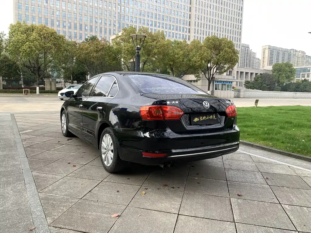 VOLKSWAGEN SAGITAR 2015