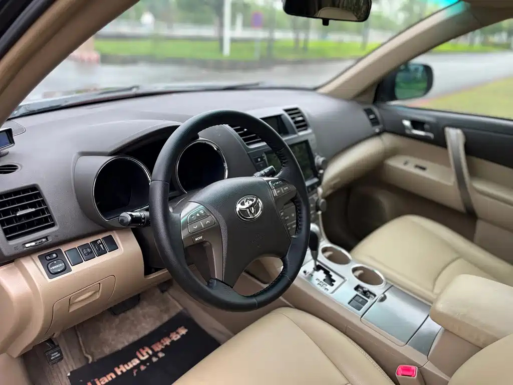 TOYOTA HIGHLANDER 2011