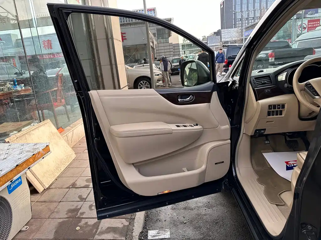 NISSAN QUEST 2018