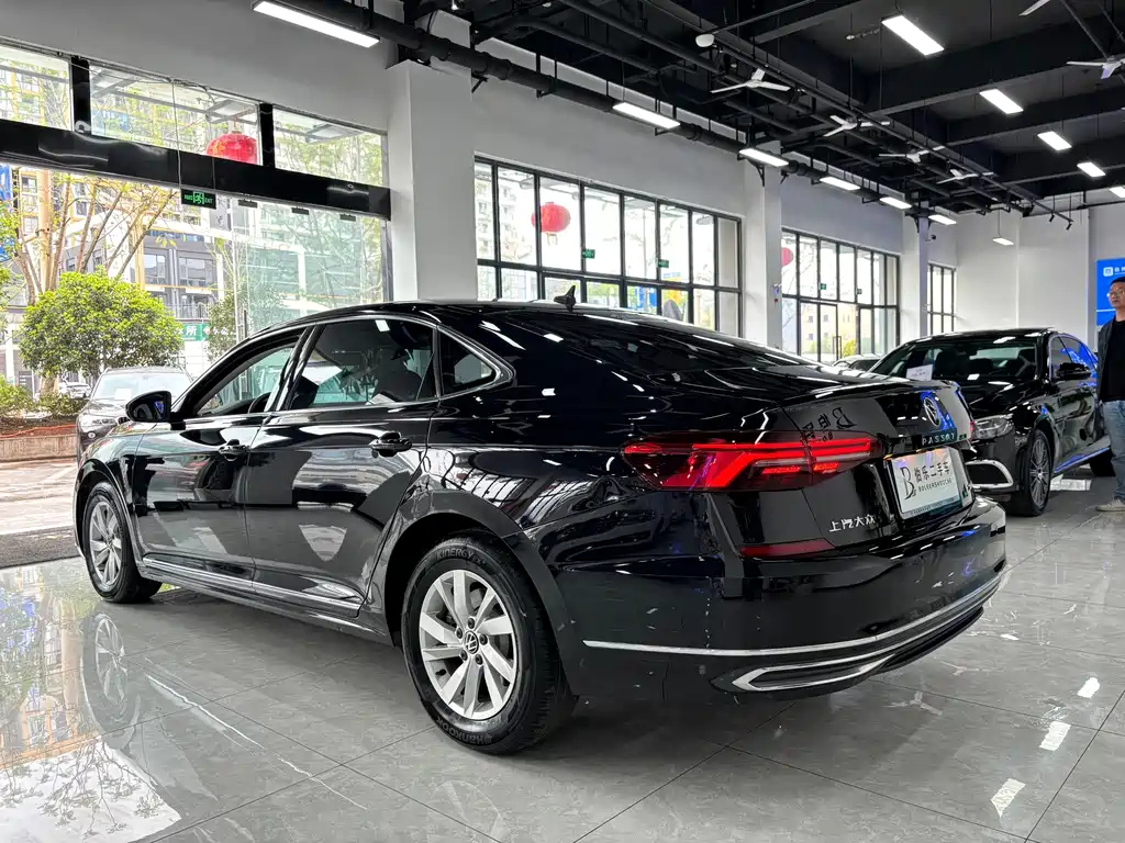 VOLKSWAGEN PASSAT 2023