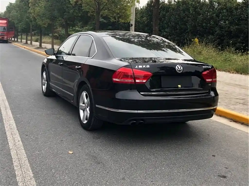 VOLKSWAGEN PASSAT 2012