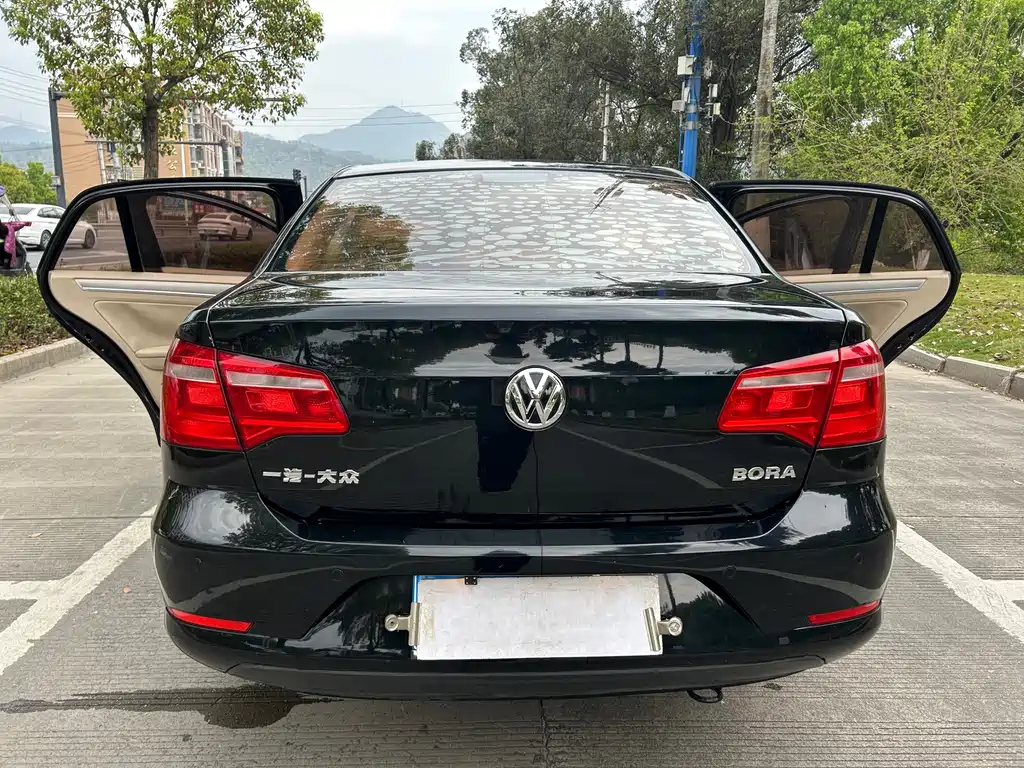 VOLKSWAGEN BORA 2014