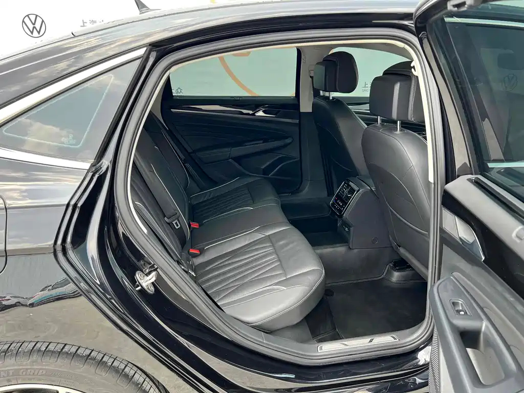 VOLKSWAGEN PASSAT 2023