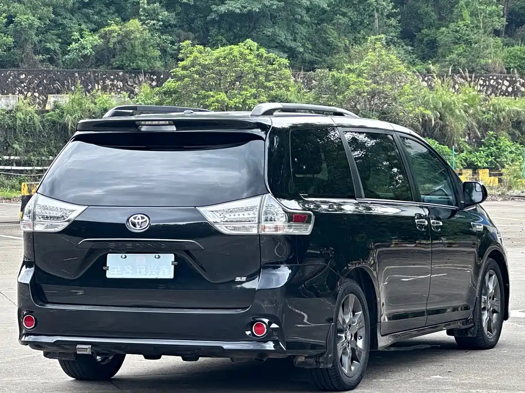 TOYOTA SIENNA 2016