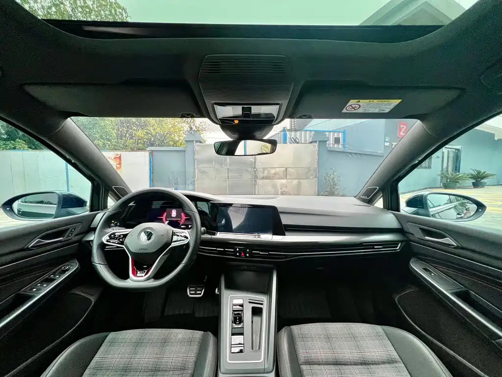 VOLKSWAGEN GOLF 2023