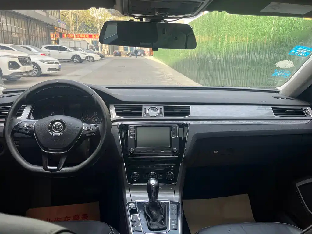 VOLKSWAGEN PASSAT 2017