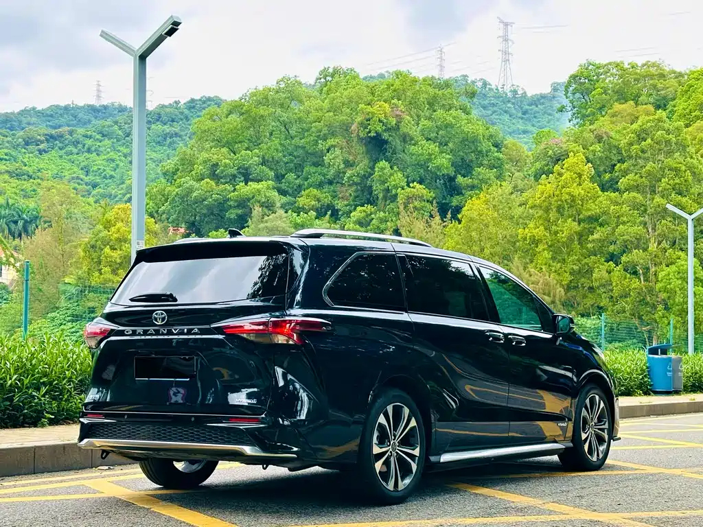 TOYOTA GRANVIA 2023