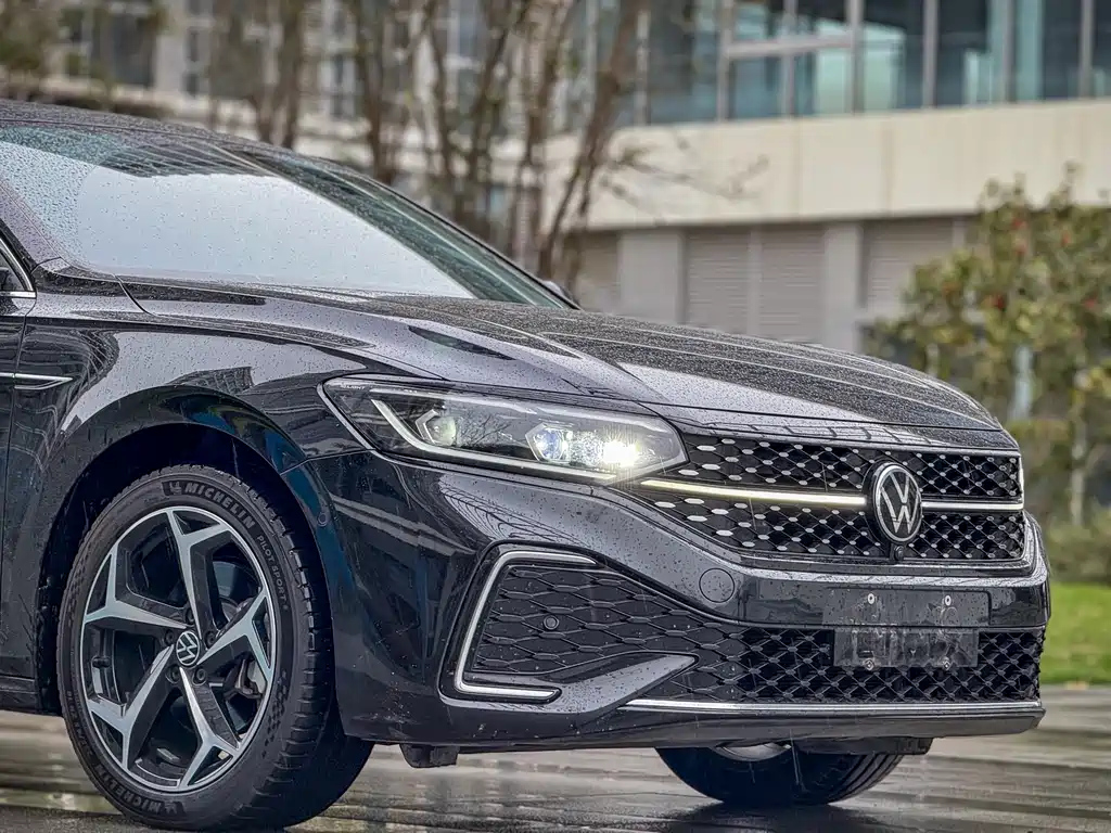 VOLKSWAGEN PASSAT 2023