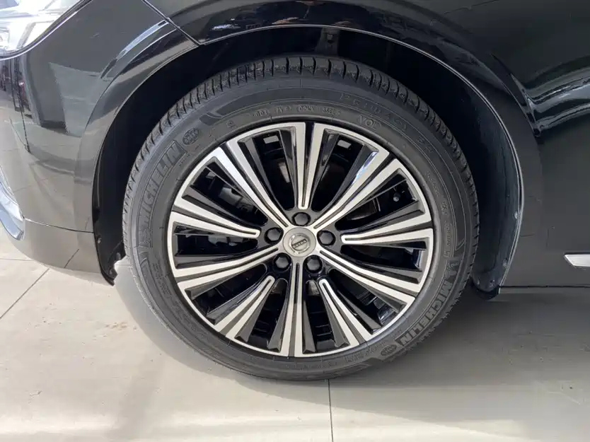 VOLVO S90 2023