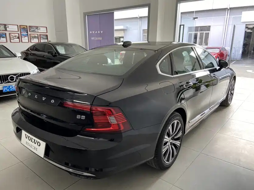 VOLVO S90 2023