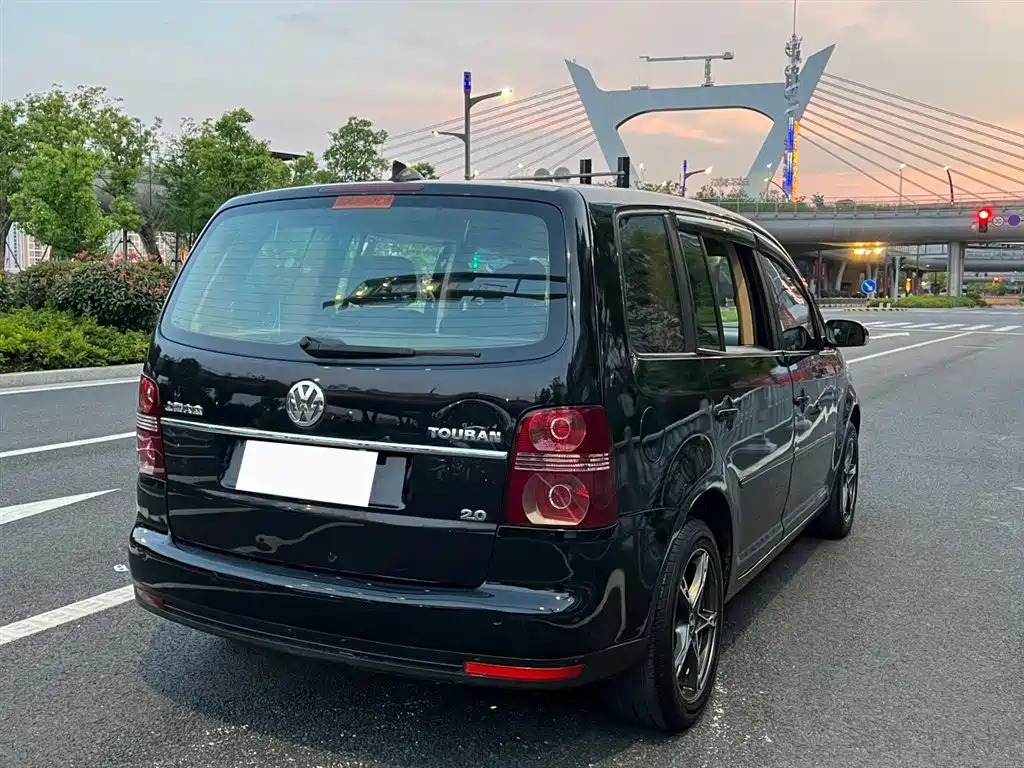 VOLKSWAGEN TOURAN 2009