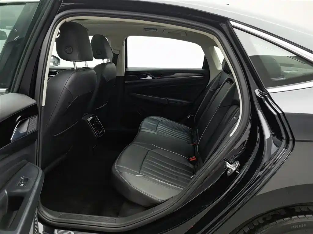 VOLKSWAGEN PASSAT 2023