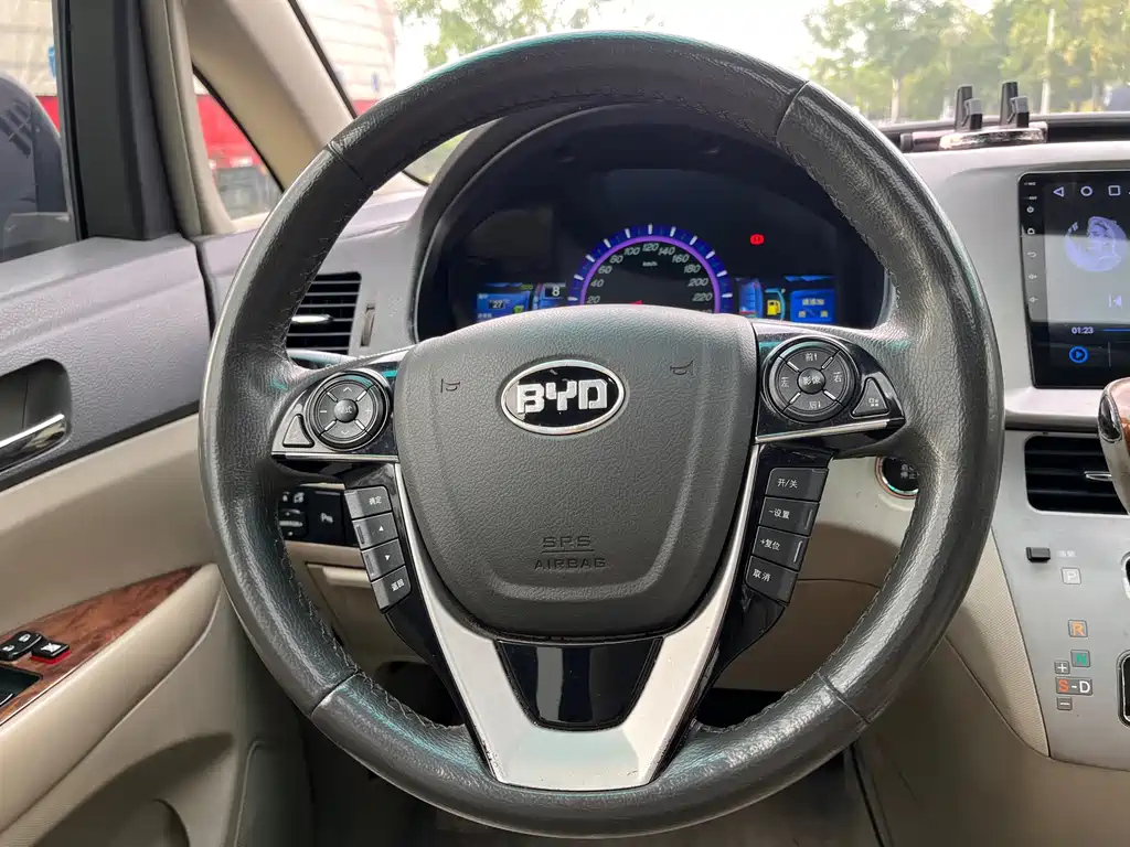BYD M6 2015