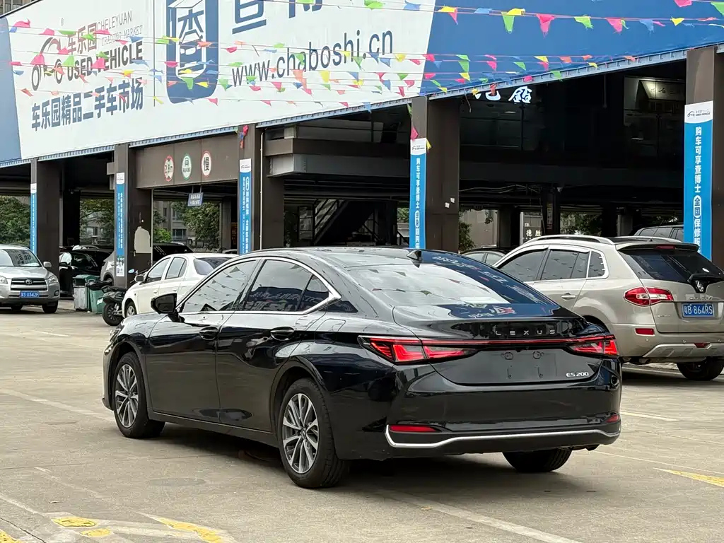 LEXUS ES 2025