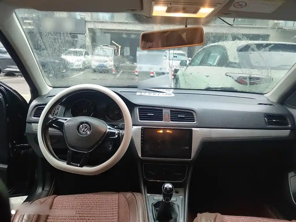 VOLKSWAGEN LAVIDA 2015
