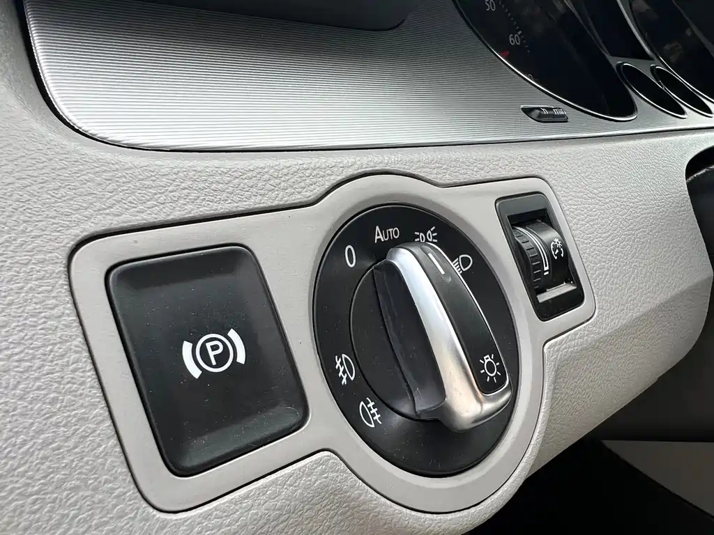 VOLKSWAGEN MAGOTAN 2010