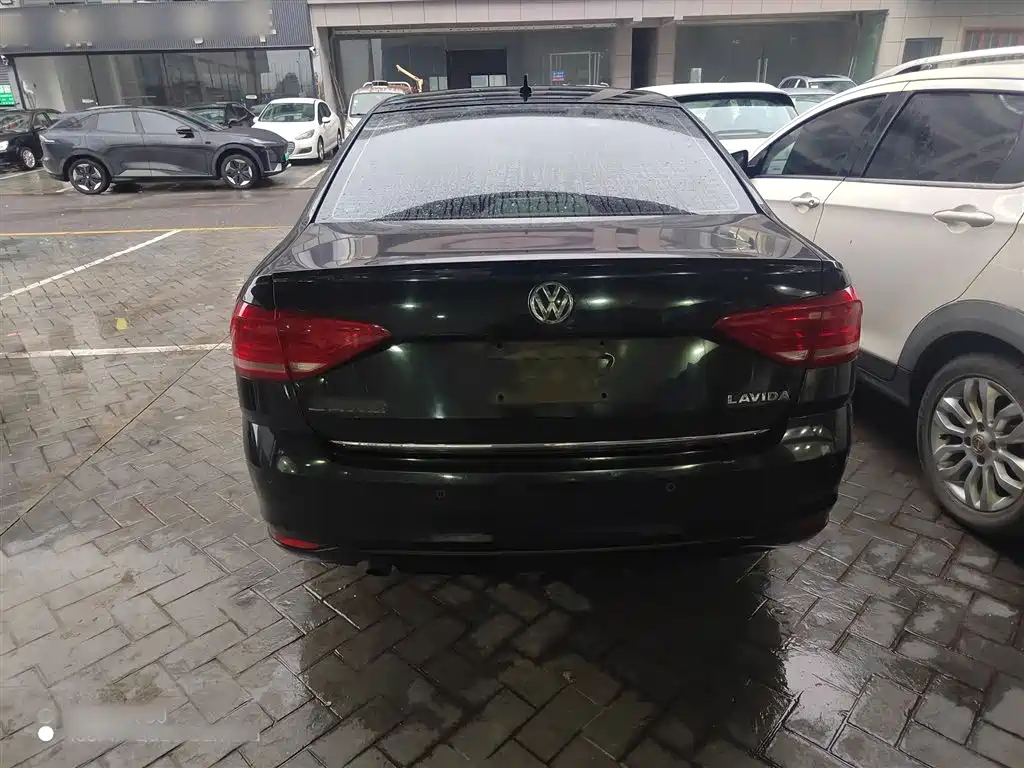 VOLKSWAGEN LAVIDA 2015