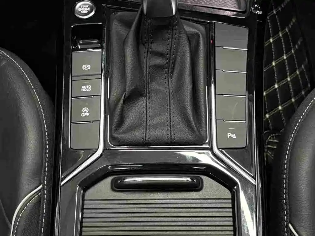 VOLKSWAGEN PASSAT 2023