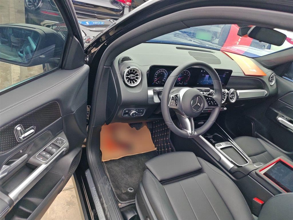 MERCEDES BENZ GLB 2024