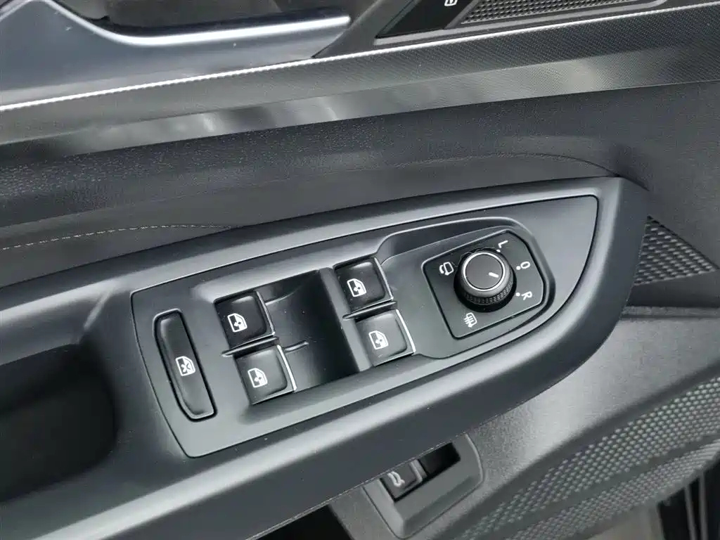 VOLKSWAGEN PASSAT 2023