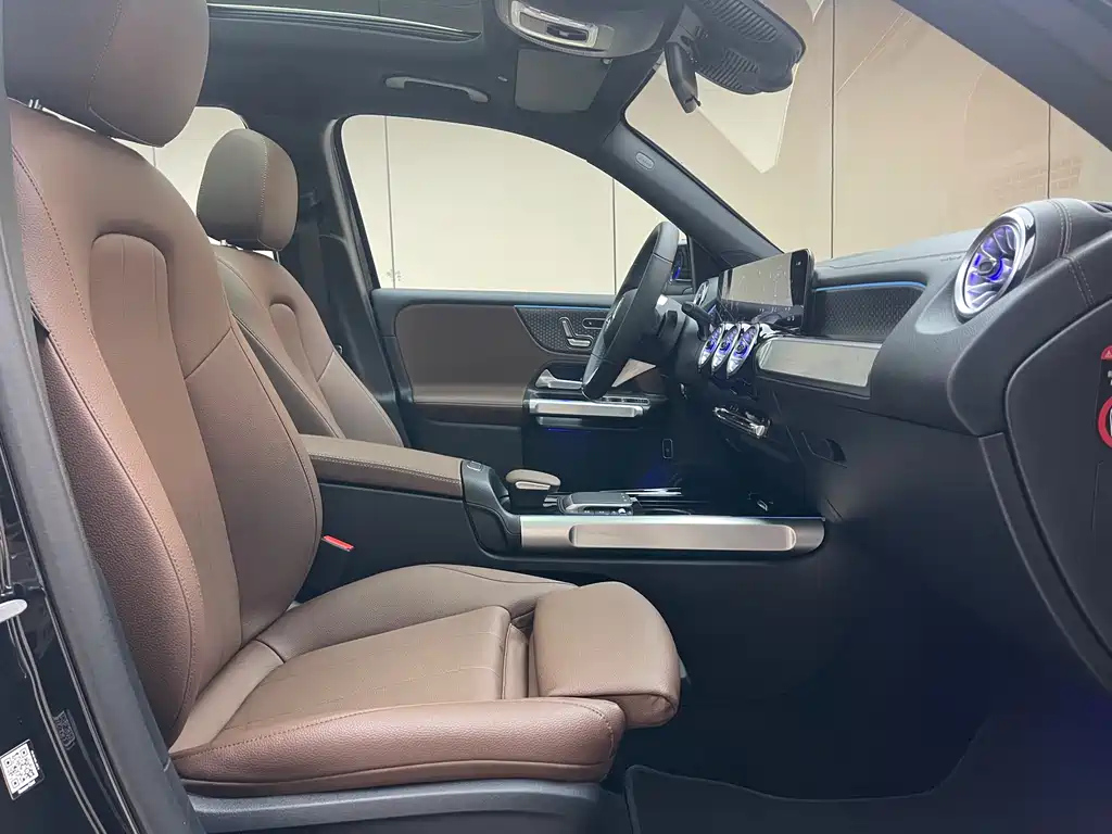MERCEDES BENZ GLB 2024