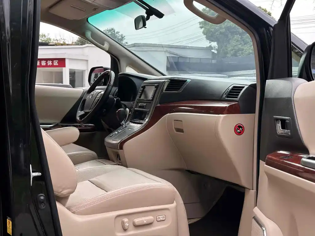 TOYOTA ALPHARD 2011