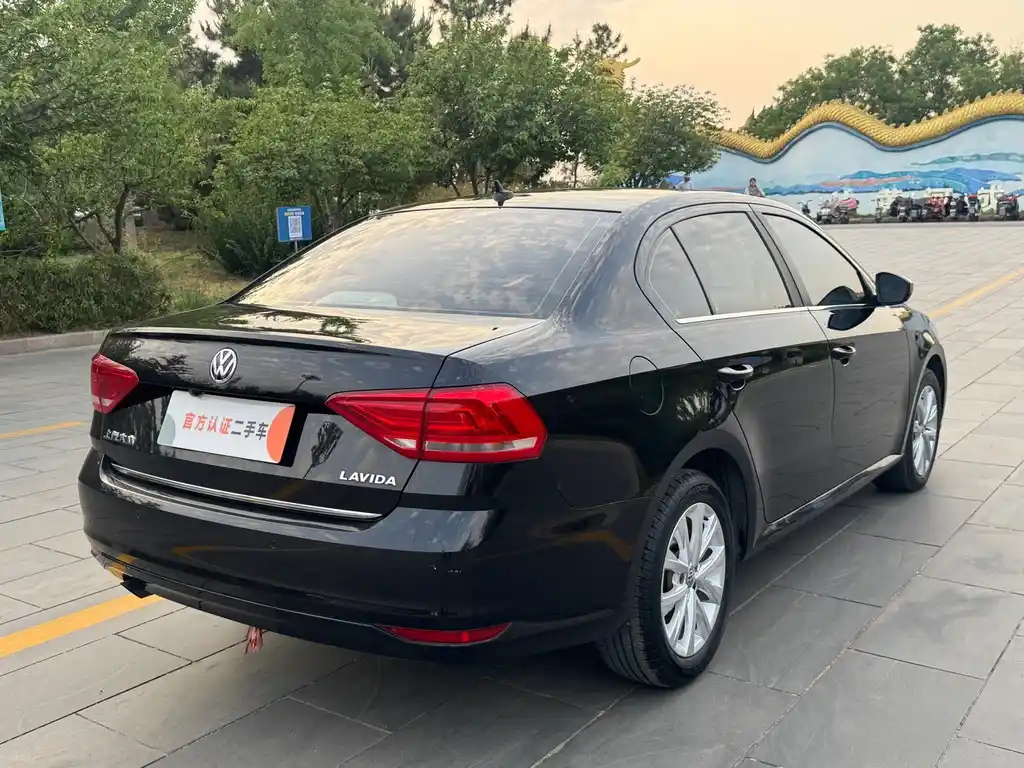 VOLKSWAGEN LAVIDA 2015