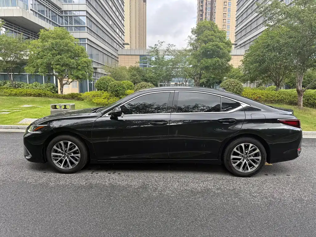 LEXUS ES 2023