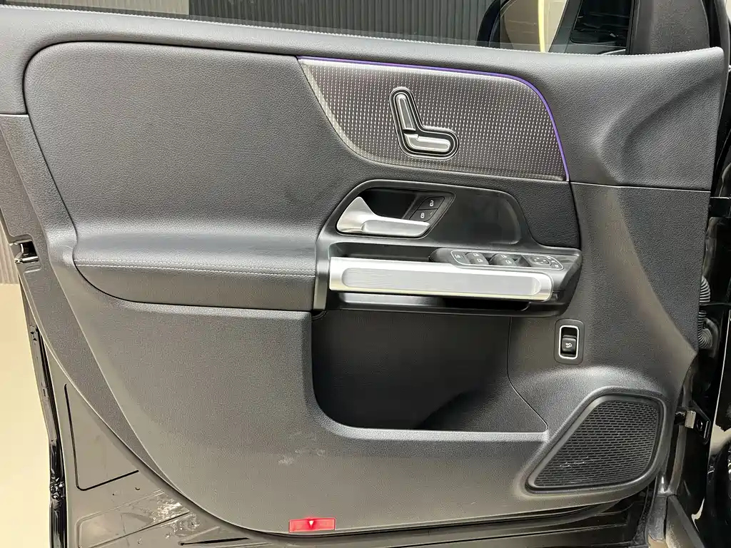 MERCEDES BENZ GLB 2024