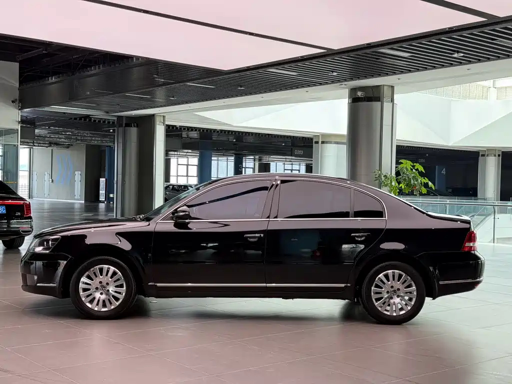 VOLKSWAGEN PASSAT LINGYU 2011