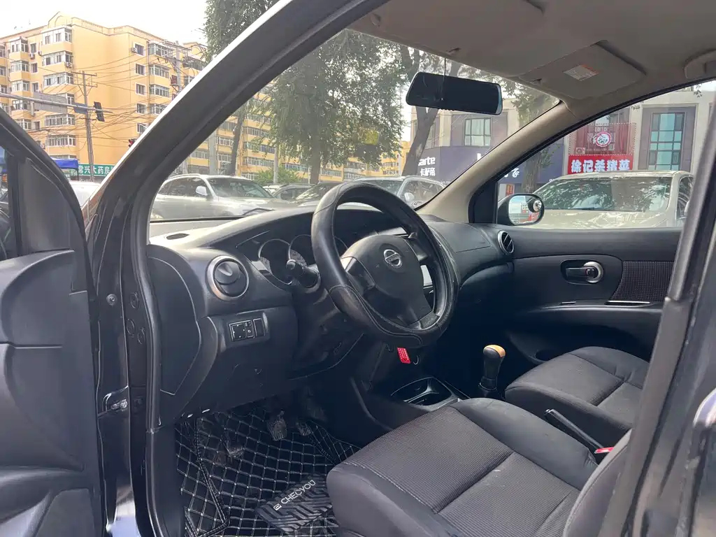 NISSAN LIVINA 2010