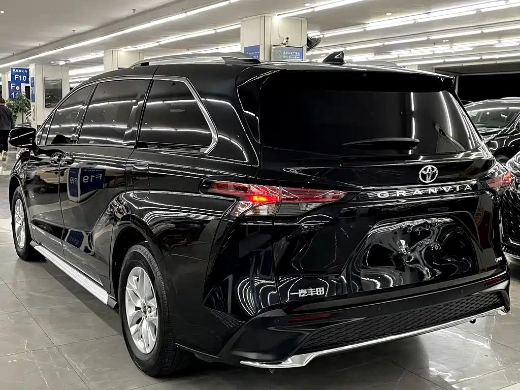 TOYOTA GRANVIA 2024