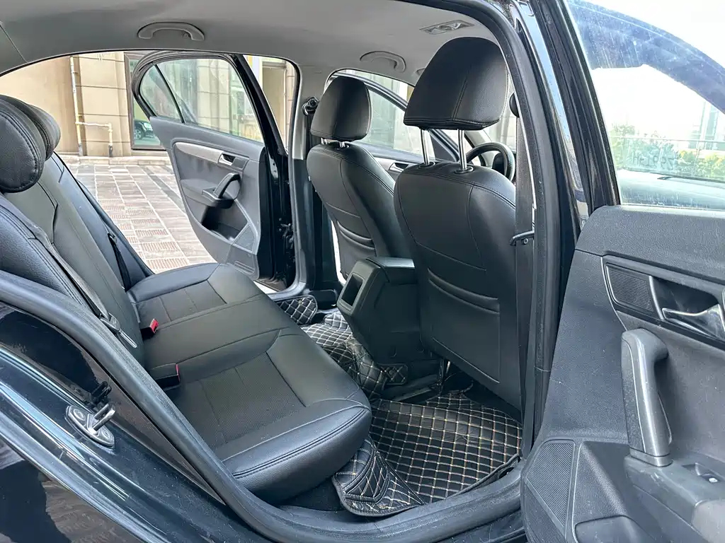 VOLKSWAGEN LAVIDA 2015