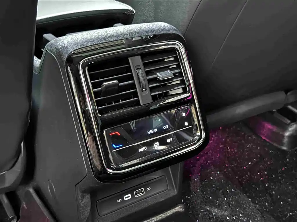 VOLKSWAGEN PASSAT 2024
