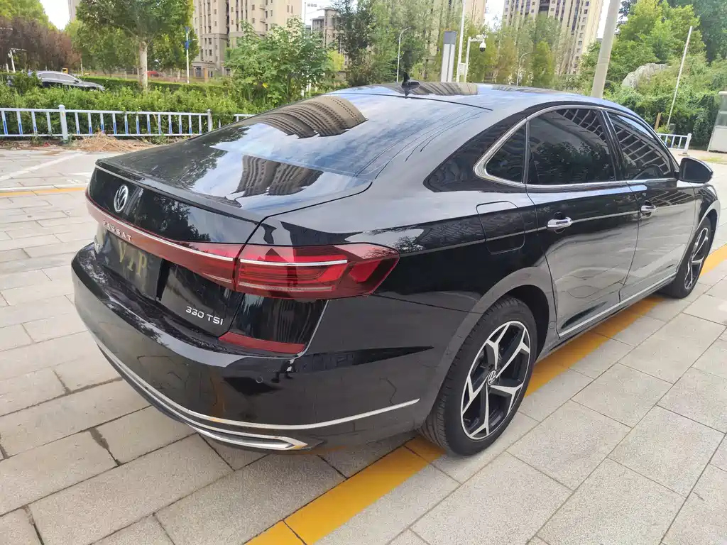 VOLKSWAGEN PASSAT 2023