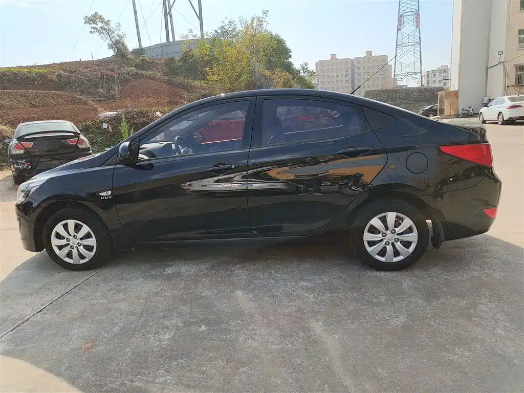 HYUNDAI SOLARIS 2016