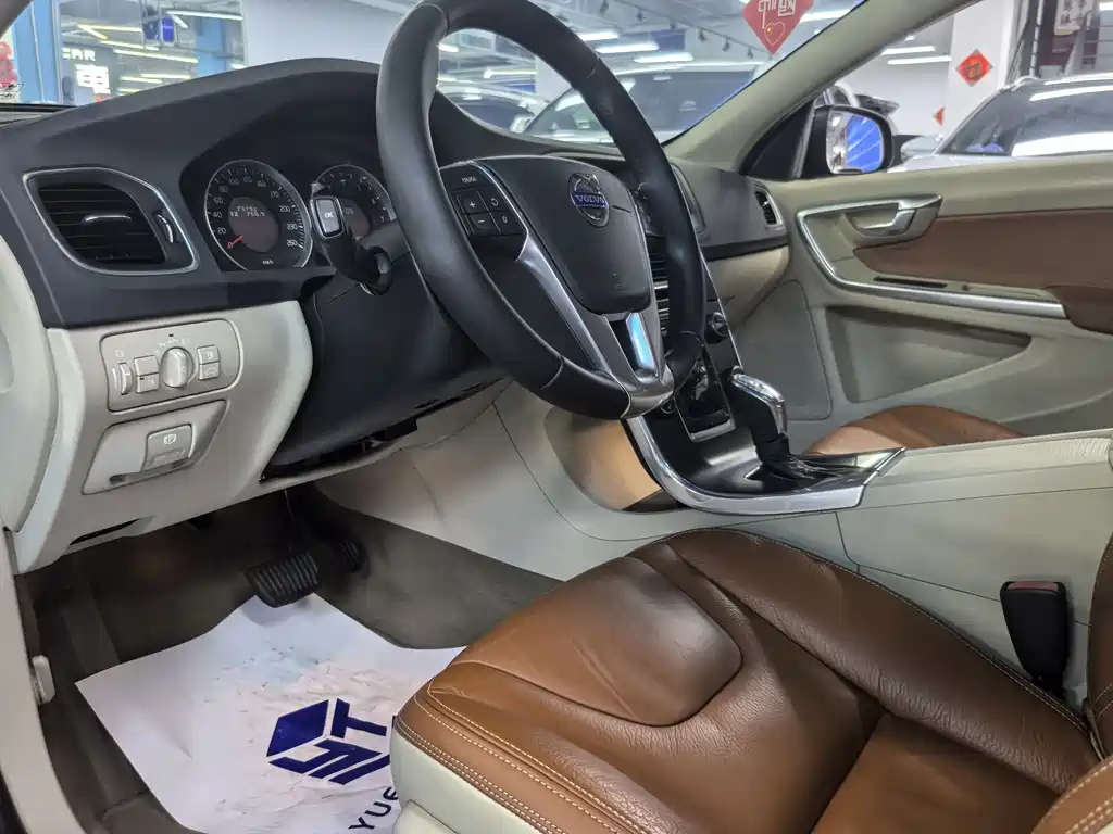 VOLVO V60 2013